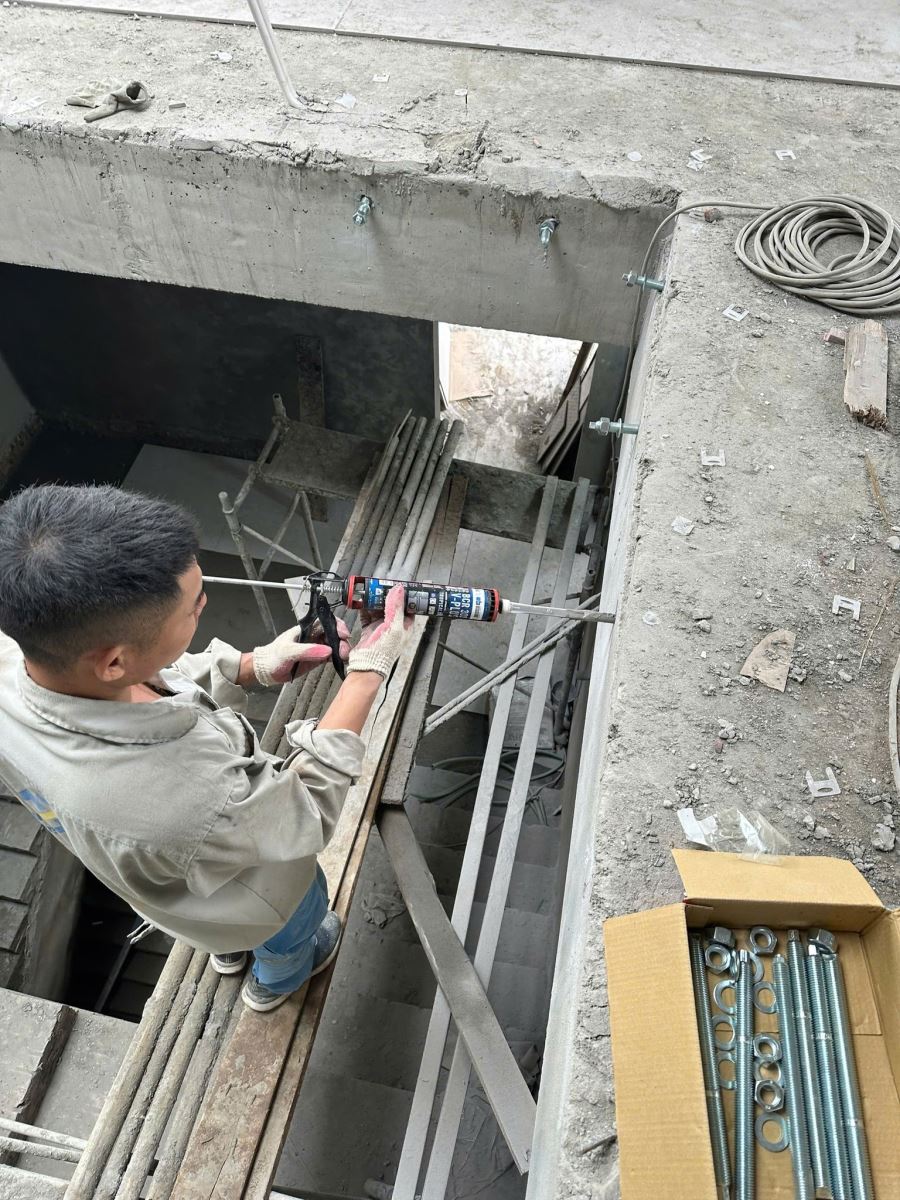 bơm keo cấy thép