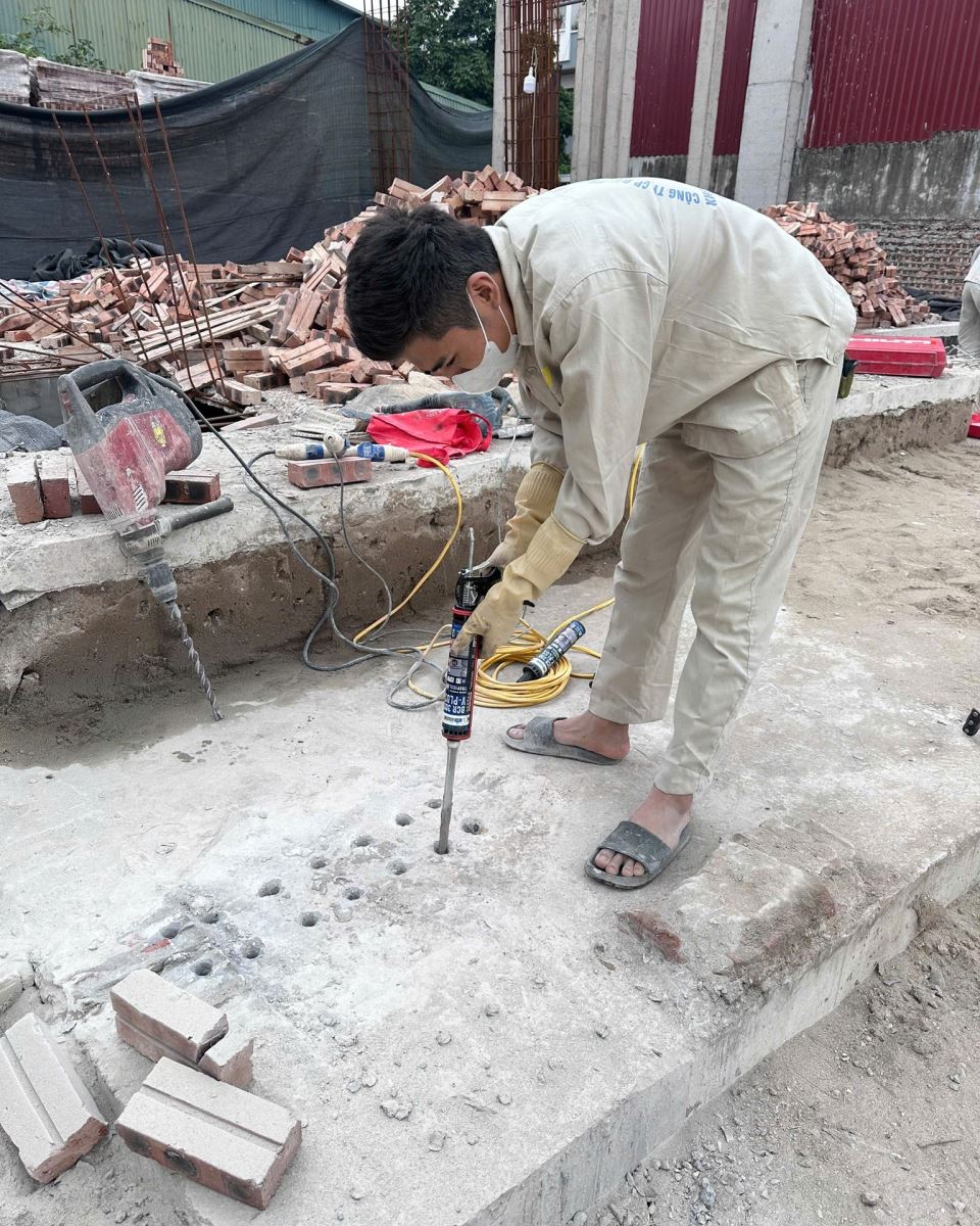 bơm keo vào lỗ khoan