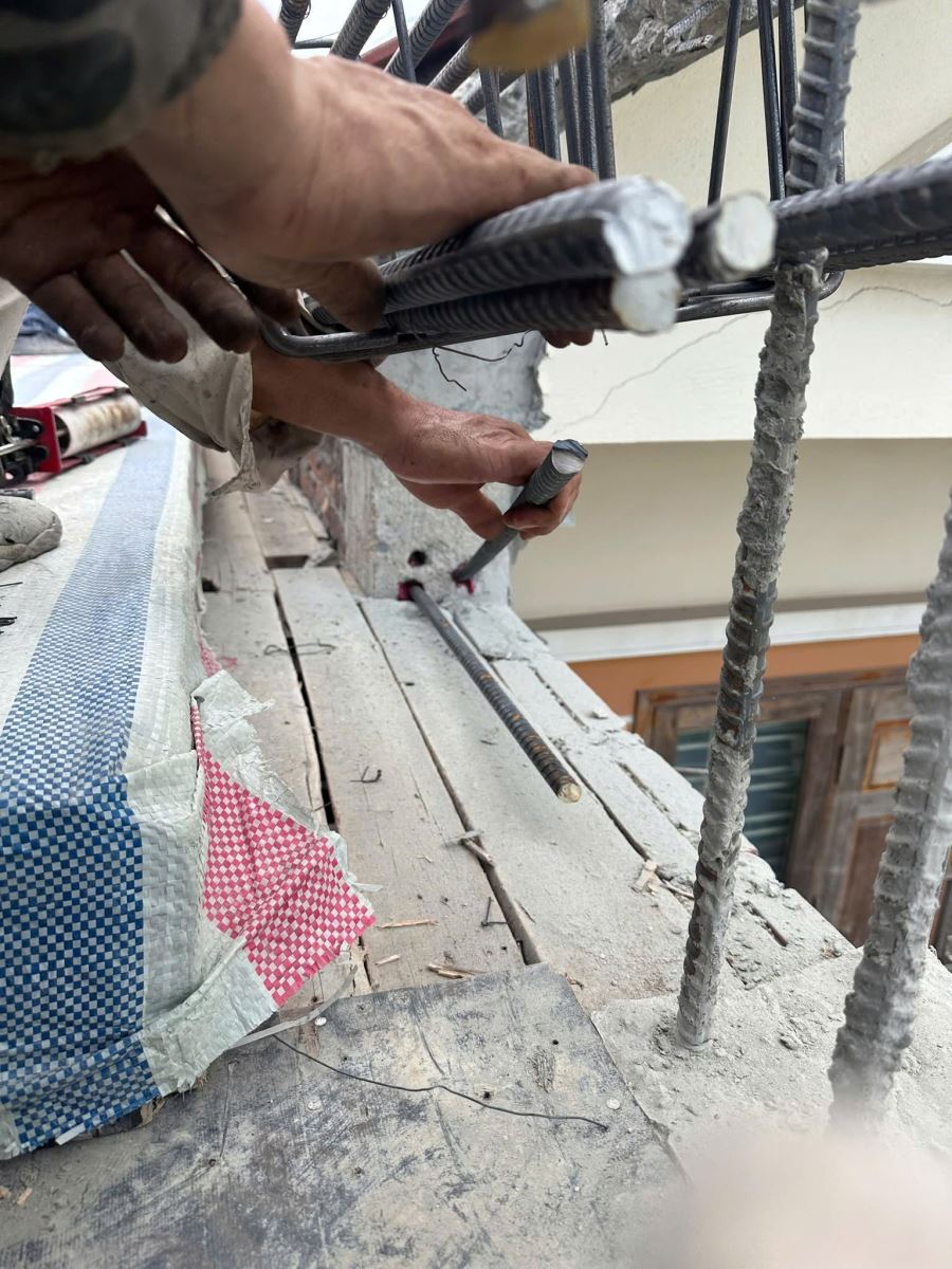 thi-cong-cay-thep-dam-d18-bang-keo-hilti-re400-v4